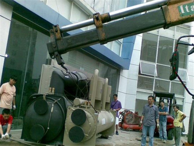 玛沁县随车吊和汽车吊的核心区别是什么？哪种更省钱？