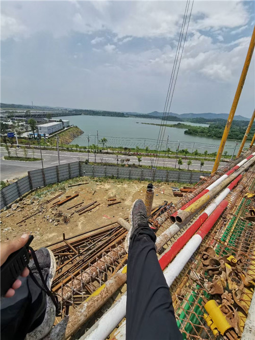 玛沁县作业中发生设备损坏或人员意外，责任怎么划分？