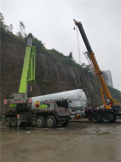 玛沁县“不怕风雨冻”—— 吊车的 “恶劣环境适应” 技术